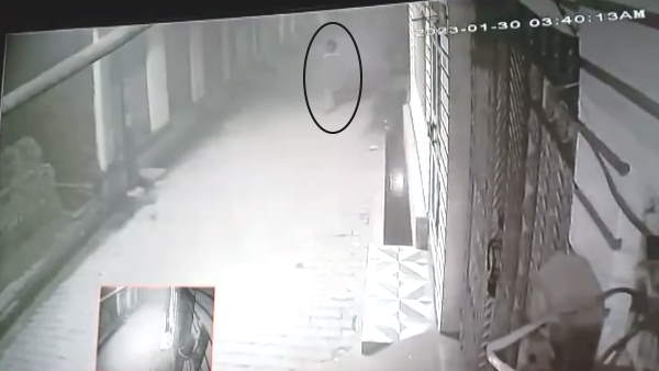 रात में घूमती नग्न महिला से इलाके में दहशत