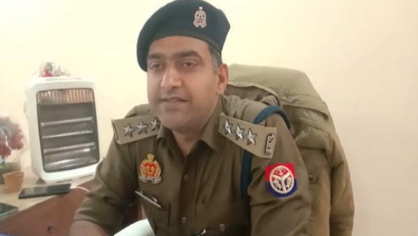 पुलिस की लोगों से अपील, महिला की गरिमा के नाते उसको पहनाएं कपडे