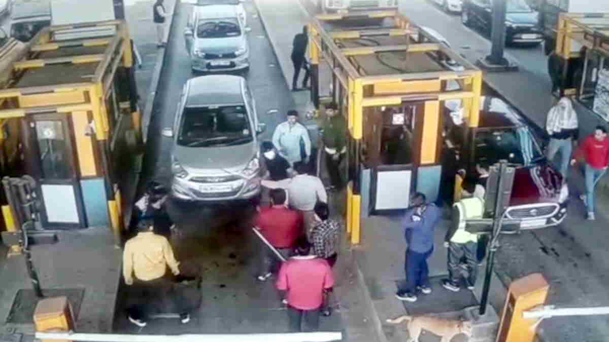 Noida Toll workers demanded toll tax goons beat them at Luharli toll plaza of NH91 Noida Toll workers demanded toll tax goons beat them at Luharli toll plaza of NH91