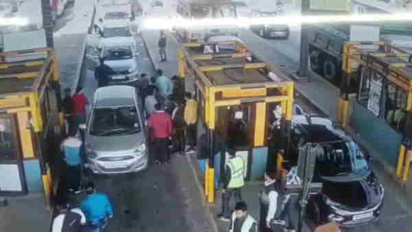Noida Toll workers demanded toll tax goons beat them at Luharli toll plaza of NH91 Noida Toll workers demanded toll tax goons beat them at Luharli toll plaza of NH91