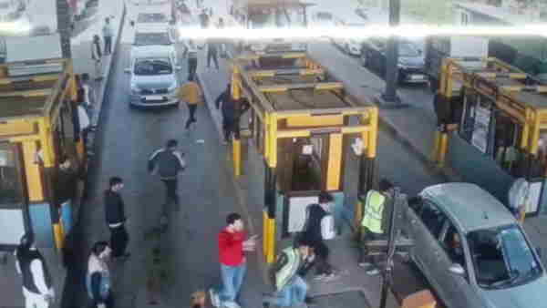 Noida Toll workers demanded toll tax goons beat them at Luharli toll plaza of NH91 Noida Toll workers demanded toll tax goons beat them at Luharli toll plaza of NH91