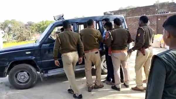 घर पुलिस ने खाली हाथ किया था गिरफ्तार