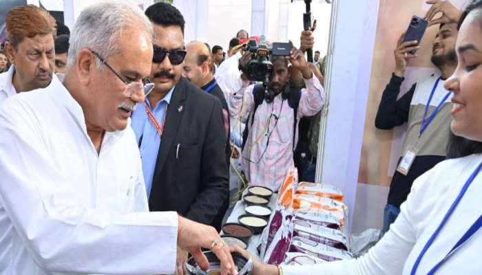 सीएम भूपेश ने चखा मिलेट व्यंजनों का स्वाद 