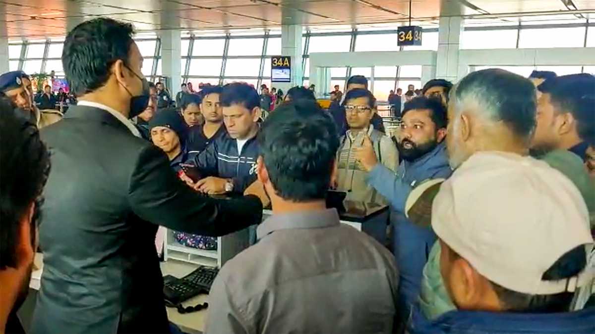केबिन क्रू दिलाते हैं सेफ्टी की याद
