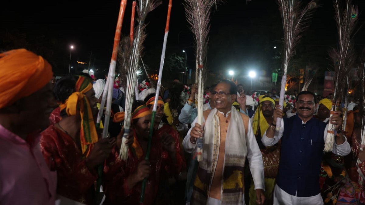 आदिवर्त में सीएम शिवराज ने आदिवासियों संग मृदंग बजाया 