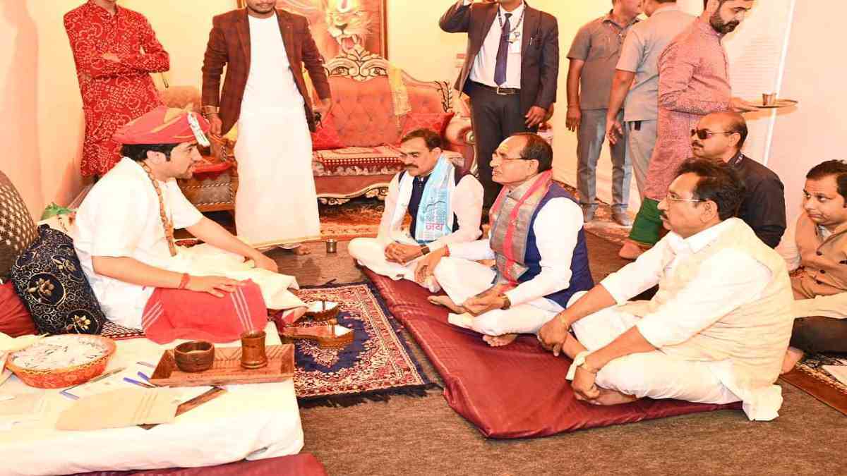 अब तो विदेशी भी चाहते हैं भारत हिन्दू राष्ट्र बने: पं. धीरेंद्र शास्त्री