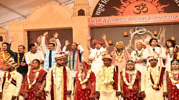 बागेश्वरधाम में मंच पर एक तरफ संत समाज तो दूसरी तरफ सरकार!