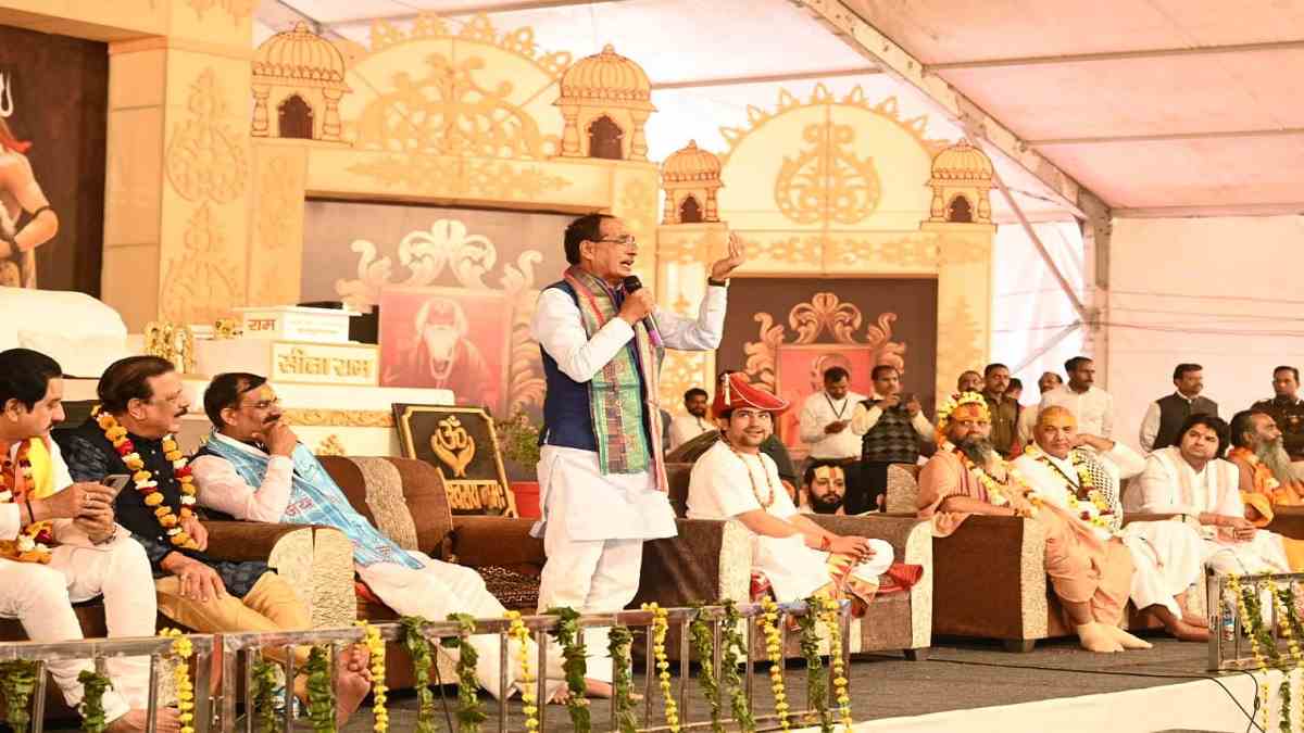 बागेश्वरधाम में मंच पर एक तरफ संत समाज तो दूसरी तरफ सरकार!