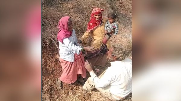 बुजुर्ग लवबर्ड्स का Video Viral बुजुर्ग लवबर्ड्स का Video Viral