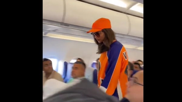 वॉशरूम की ओर जाते समय दीपिका फैन के कैमरे में हो गईं कैप्‍चर 