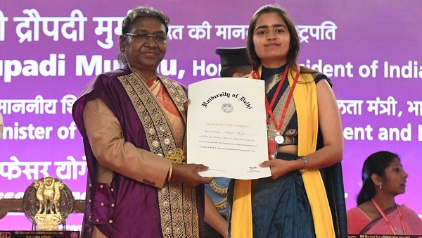 लड़के कुर्ता पजामा और लड़कियों ने पहनी साड़ी