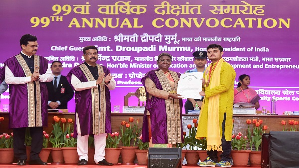 दीक्षांत समारोह के पहले चेंज किया गया था ड्रेस