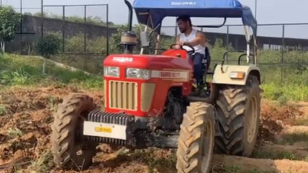 माही ने ट्रैक्टर से की खेत की जुताई