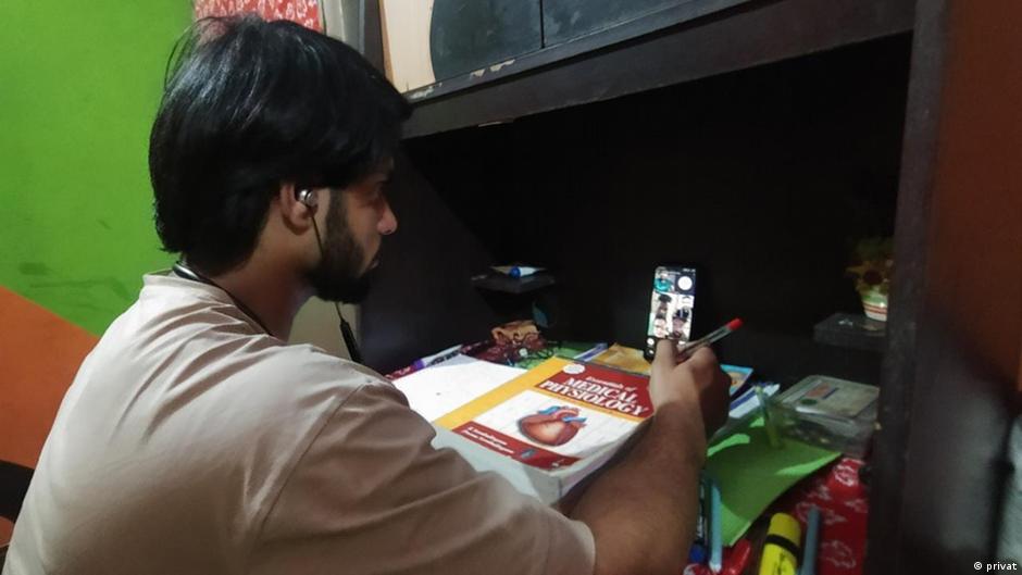 मोहम्मद फैसल खान जैसे हजारों छात्र भारत में ही रहकर ऑनलाइन पढ़ाई कर रहे हैं