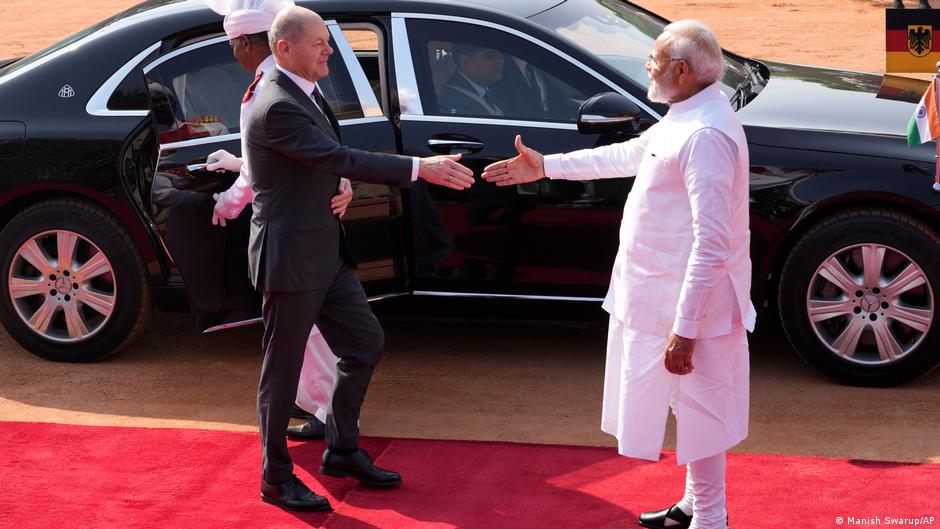 राष्ट्रपति भवन में चांसलर शॉल्त्स का स्वागत करते प्रधानमंत्री मोदी