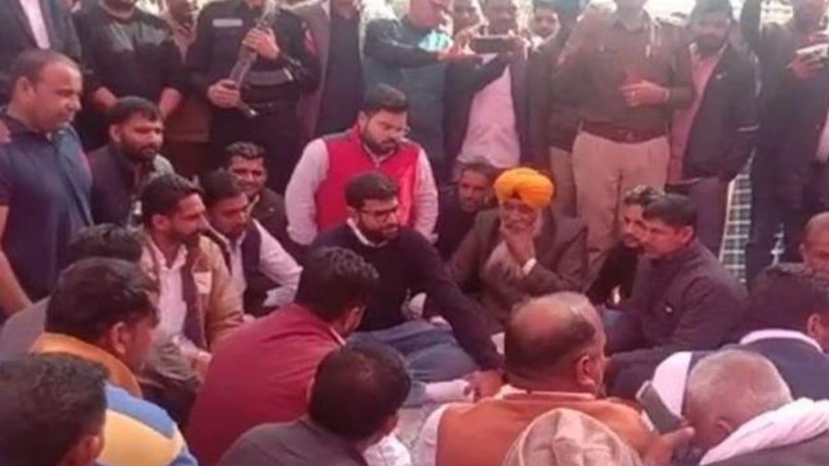 Digvijay Chautala reached the dharna of Sarpanchs outside the Deputy CMs house Digvijay Chautala reached the dharna of Sarpanchs outside the Deputy CMs house