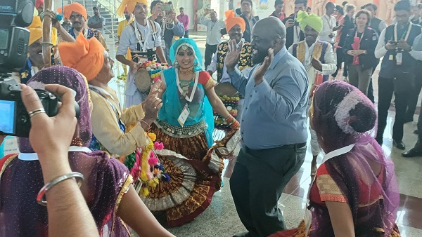 चाइना, जापान, अमेरिका, रसिया सभी खूब नाचे