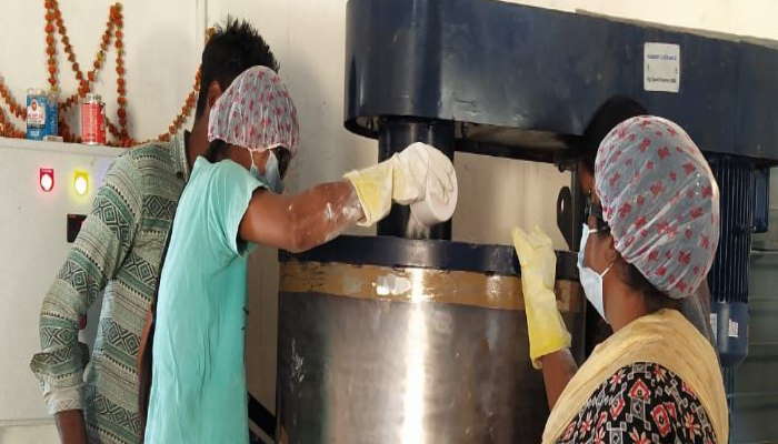 60 हजार के गोबर पेंट का विक्रय