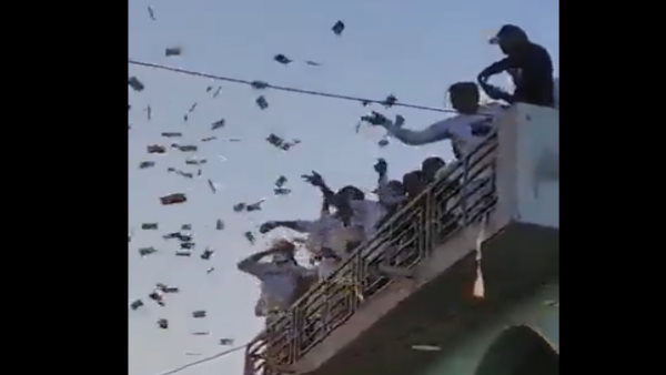 परिवार के सदस्‍यों ने भी उड़ाई 500-500 की नोट 