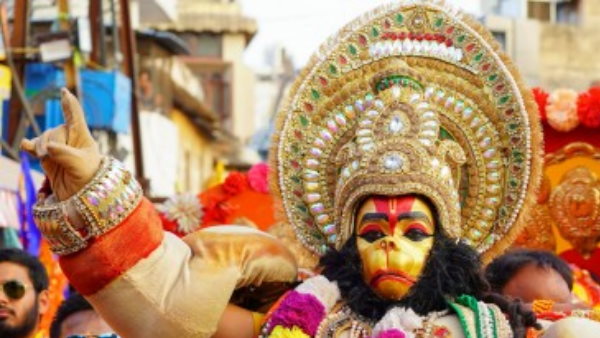 मंदिर की दीवार पर नोटिस चस्पा करवाया था