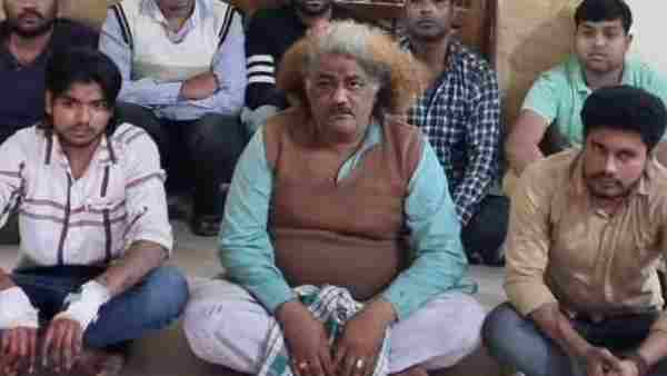 दूर-दूर से सेल्फी लेने आते है लड़के-लड़कियां