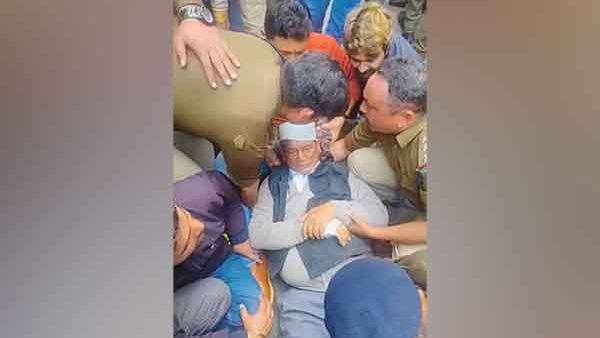 हरीश रावत का स्वास्थ्य खराब, एंबुलेंस से अस्पताल पहुंचाया