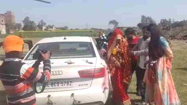 Raebareli bride reached the village by helicopter many people gathered to welcome