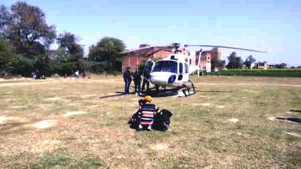 Raebareli bride reached the village by helicopter many people gathered to welcome