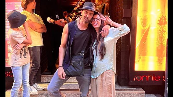 ऋतिक रोशन ने सबा आजाद को किस लिप किस