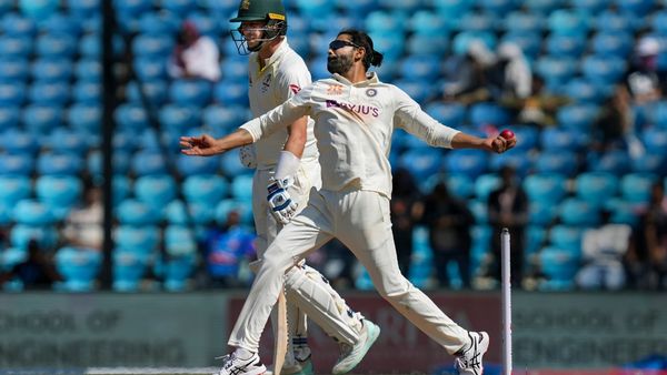 जडेजा ने की धमाकेदार गेंदबाजी जडेजा ने की धमाकेदार गेंदबाजी