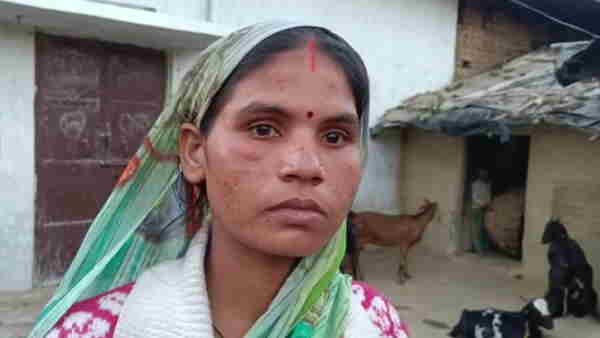 Kaushambi women Neeta bitten off the man finger who was snatching her in broad daylight 