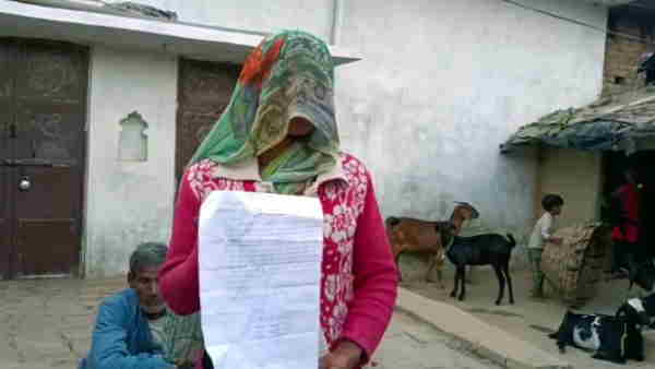 Kaushambi women Neeta bitten off the man finger who was snatching her in broad daylight 