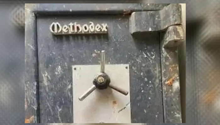 बॉक्स के अंदर थी तिजोरी 