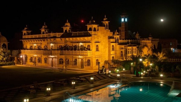 3 दिन के लिए बुक किया किला