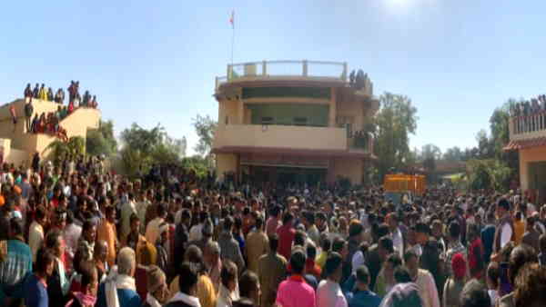 पिता है सोनभद्र से सांसद