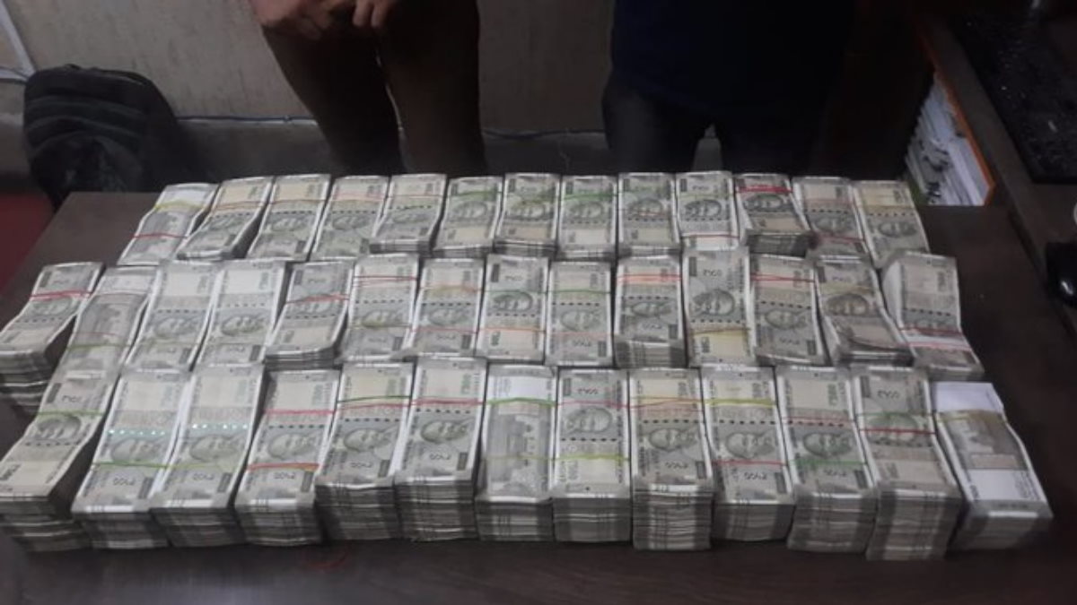 Kolkata police recovered one crore cash Kolkata police recovered one crore cash