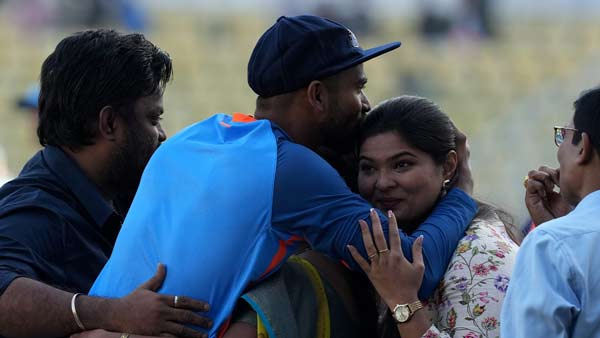 कर भरत की मां मैदान में मौजूद थी कर भरत की मां मैदान में मौजूद थी