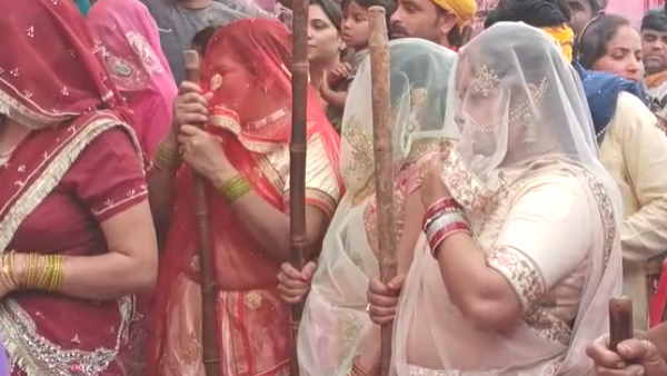 रंगीली गली से हुई लट्ठमार होली की शुरुवात