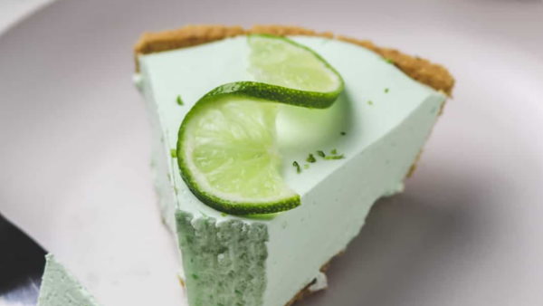 लेमन पाई का रखा हुआ टुकड़ा खाने पर हुआ झगड़ा 