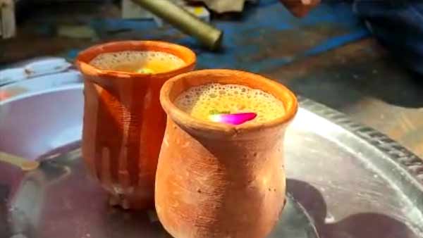 चाय पत्ती और अदरक के अलावा डाली गई गुलाब की पंखुड़ी 