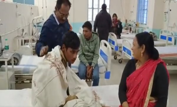 सैंकड़ों लड़कियों को देखकर हुआ बेहोश 