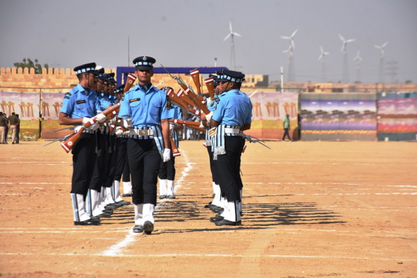 वायु सेना के जवानों ने किया शौर्य का प्रदर्शन वायु सेना के जवानों ने किया शौर्य का प्रदर्शन