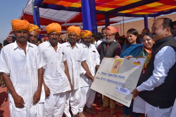 मरू महोत्सव में इन्हें मिला पुरस्कार मरू महोत्सव में इन्हें मिला पुरस्कार