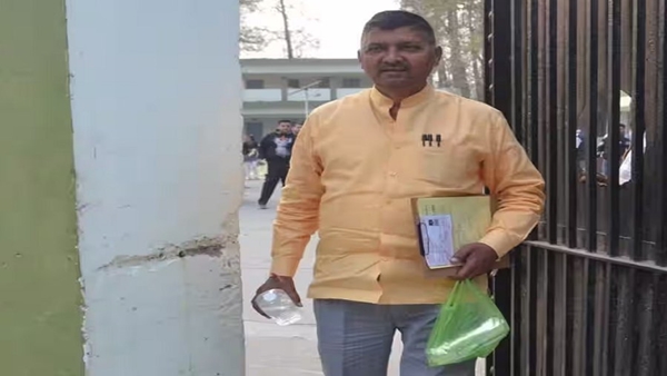 नेताजी चले स्कूल 