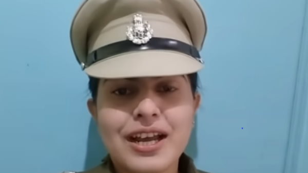 बेटी को दरोगा की ड्रेस में देखकर पिता की भर आईं आंख बेटी को दरोगा की ड्रेस में देखकर पिता की भर आईं आंख