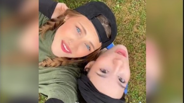 21 साल की महिला की 15 साल की बेटी 21 साल की महिला की 15 साल की बेटी