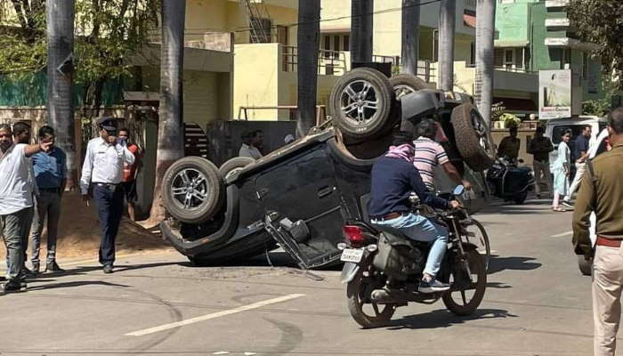 नंबर प्लेट भी नहीं सज पाई, शो रूम से निकली ही थी थार नंबर प्लेट भी नहीं सज पाई, शो रूम से निकली ही थी थार