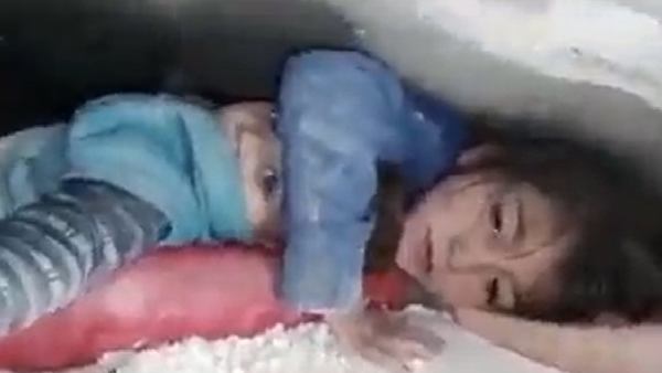 सात साल की बच्ची मासूम भाई के लिए बनी ढाल