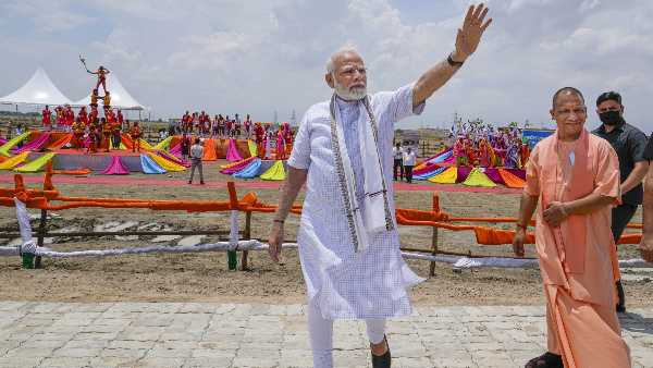 केंद्रीय मंत्री भी दे रहे हैं योगदान
