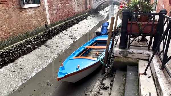 वेनिस की कुछ नहरें क्यों सूख गई हैं ?